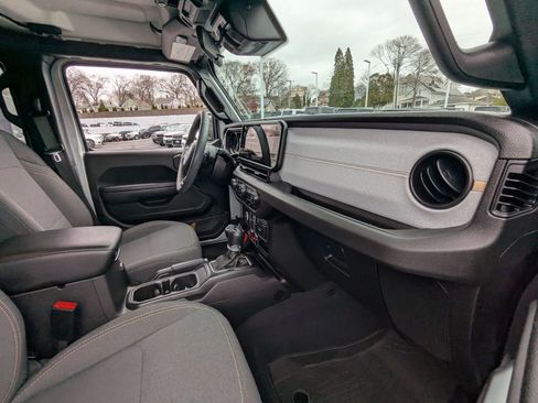 Used 2024 Jeep Wrangler Unlimited image 22