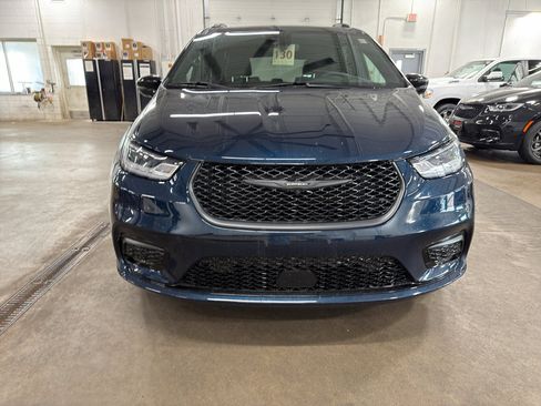 Used 2024 Chrysler Pacifica Limited w/ S Appearance Package FWD image 2