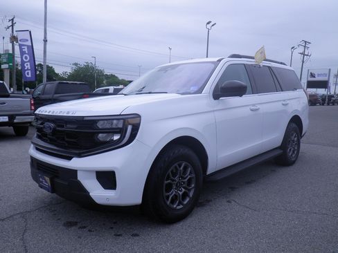Certified 2025 Ford Expedition Active AWD/4WD image 2