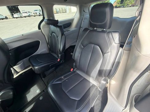 Used 2024 Chrysler Pacifica Touring-L FWD image 58