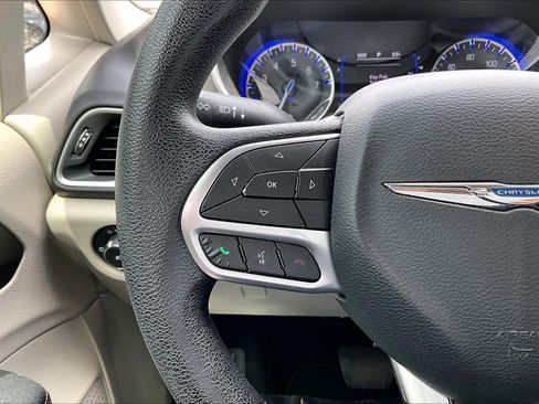 Used 2020 Chrysler Pacifica Touring FWD image 19