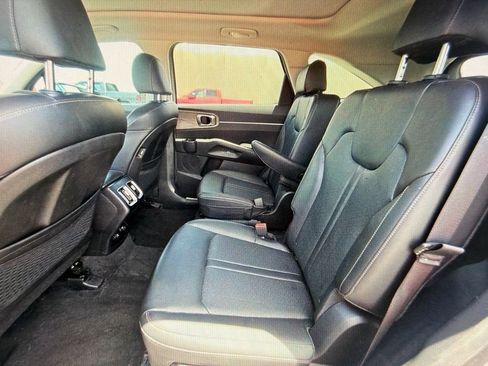 Used 2023 Kia Sorento EX w/ Panoramic Sunroof Package FWD image 9