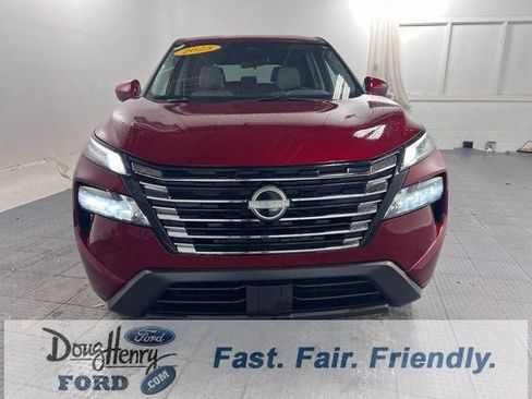 Used 2025 Nissan Rogue SV image 2