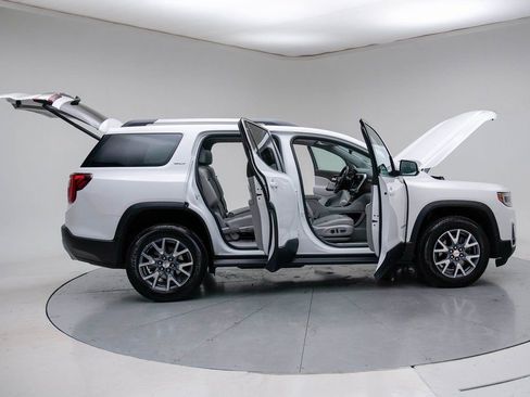 Used 2023 GMC Acadia SLT w/ Preferred Package image 14