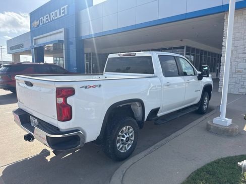 Used 2024 Chevrolet Silverado 2500 LT AWD/4WD image 3