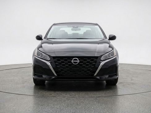Used 2025 Nissan Altima 2.5 SV image 2