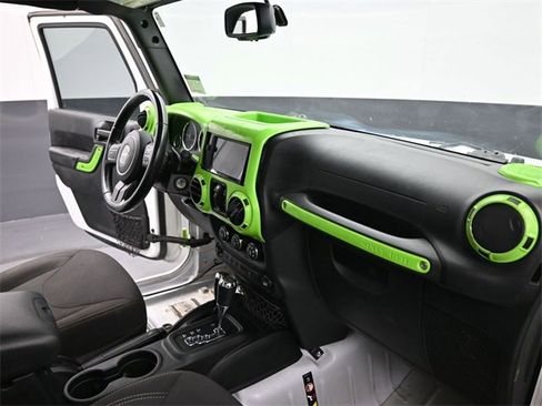 Used 2017 Jeep Wrangler Unlimited Rubicon image 25