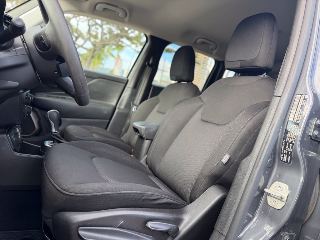Used 2023 Jeep Renegade Latitude AWD/4WD image 14