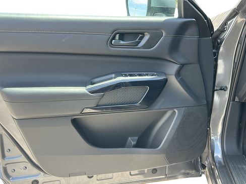 Used 2025 Nissan Pathfinder SV w/ SV Premium Package FWD image 11