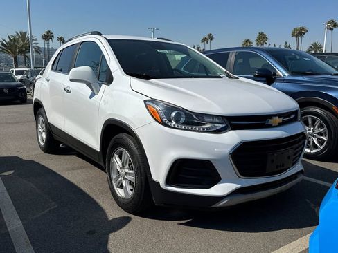 Used 2020 Chevrolet Trax LT w/ LT Convenience Package FWD image 2