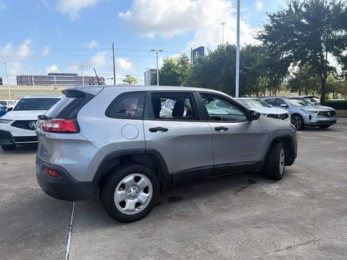 Used 2017 Jeep Cherokee Sport FWD image 6