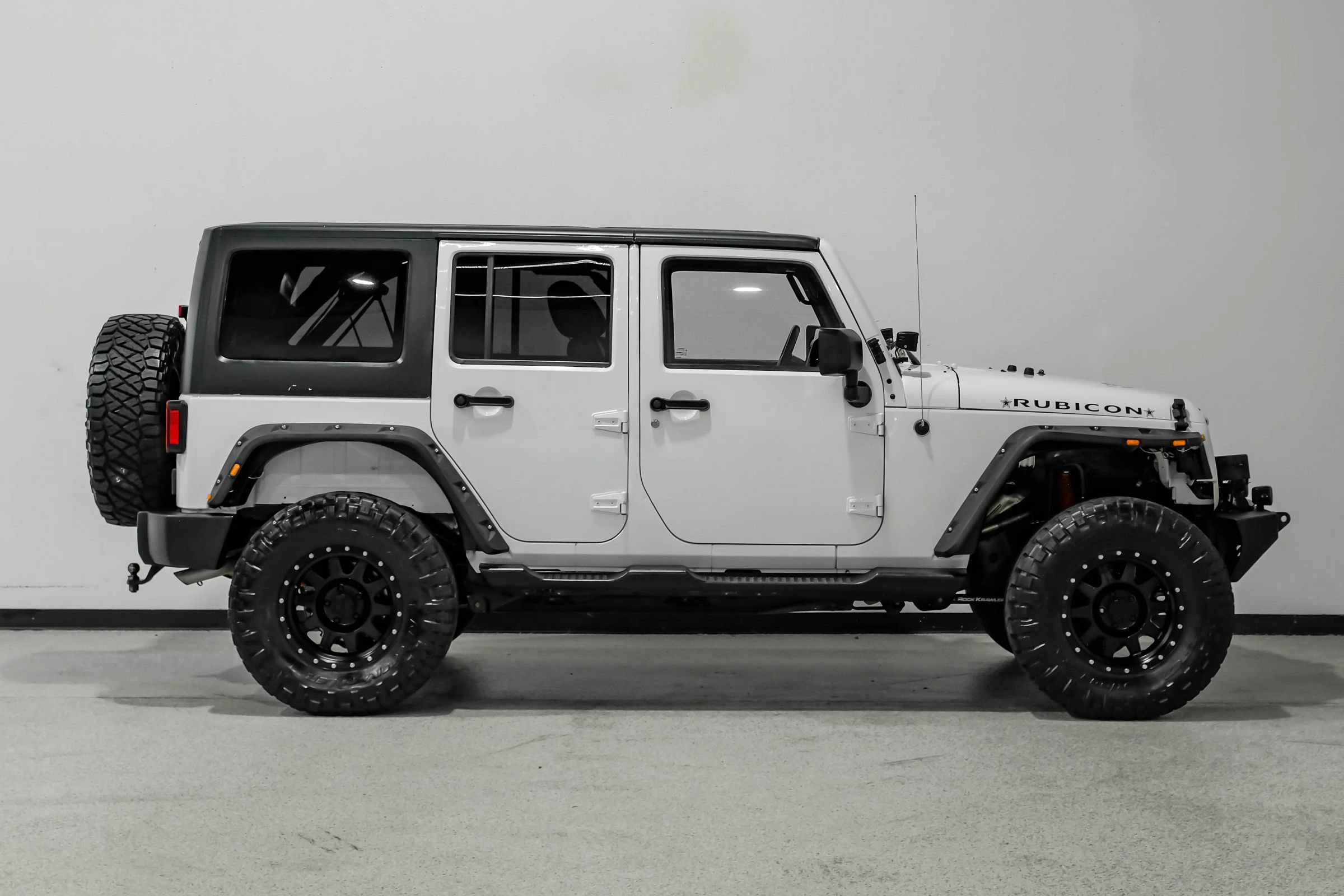 Used 2015 Jeep Wrangler Unlimited Rubicon w/ Connectivity Group AWD/4WD image 5