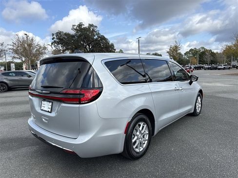 New 2026 Chrysler Pacifica Select image 3