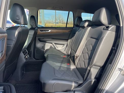 Used 2024 Volkswagen Atlas SE image 24