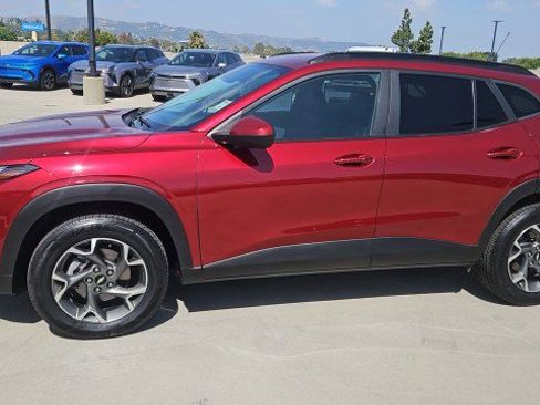 Used 2025 Chevrolet Trax LT w/ Driver Confidence Package FWD image 4