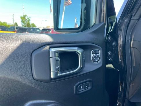 Used 2025 Jeep Wrangler Unlimited Rubicon AWD/4WD image 17