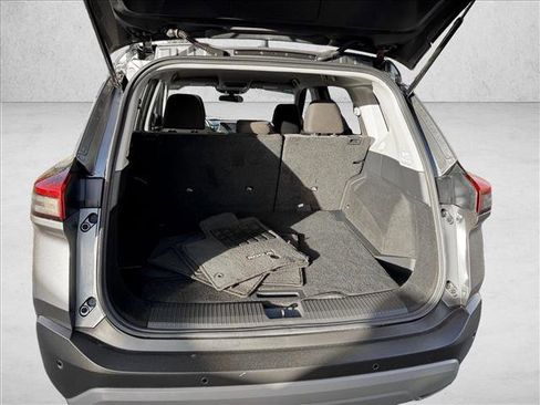 Used 2023 Nissan Rogue SV image 8