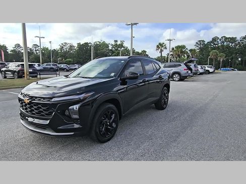 Used 2025 Chevrolet Trax LT w/ Driver Confidence Package FWD image 22