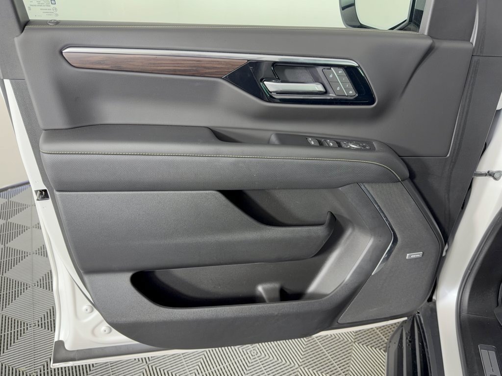 Used 2025 Chevrolet Tahoe Premier AWD/4WD image 14