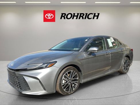 Used 2025 Toyota Camry XLE image 1