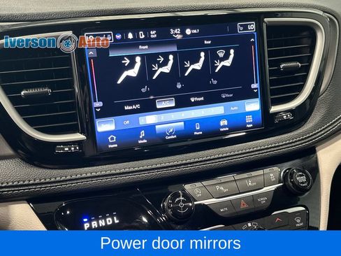 Used 2024 Chrysler Pacifica Touring-L AWD/4WD image 21
