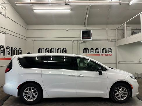 Certified 2024 Chrysler Pacifica Touring-L image 9