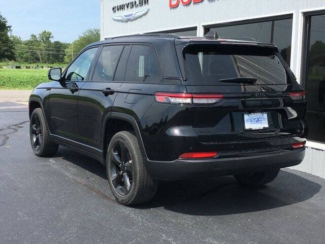Used 2023 Jeep Grand Cherokee Altitude AWD/4WD image 5