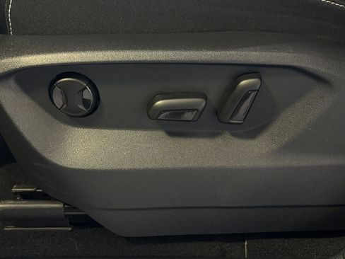 Used 2025 Volkswagen Atlas SE image 28