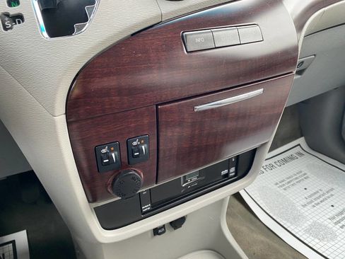 Used 2012 Toyota Sienna Limited w/ Premium Pkg image 17