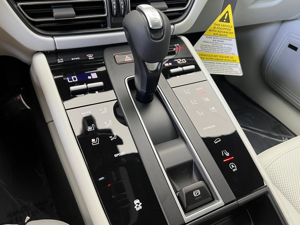 Used 2026 Porsche Macan AWD/4WD image 11