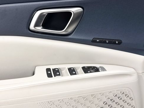 Certified 2025 Kia Carnival EX FWD image 30