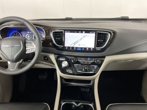 Used 2023 Chrysler Pacifica Limited FWD image 16