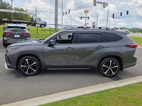 Used 2022 Toyota Highlander XSE AWD/4WD image 4