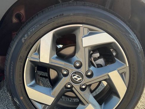 Used 2023 Hyundai Venue SEL FWD image 16