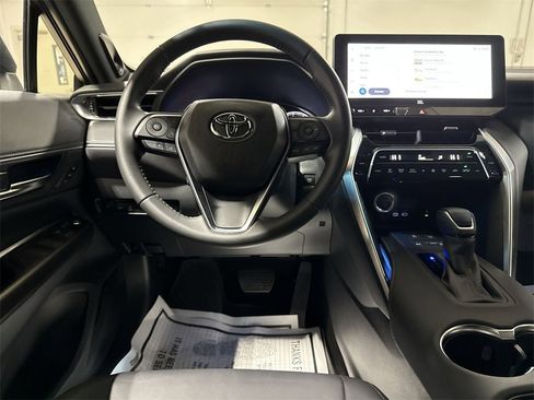 Used 2024 Toyota Venza XLE image 19
