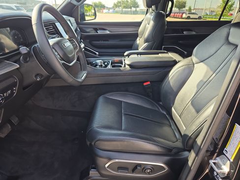 Used 2024 Jeep Wagoneer Series III AWD/4WD image 15