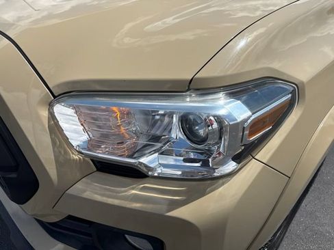 Used 2020 Toyota Tacoma SR5 AWD/4WD image 9