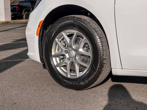 New 2026 Chrysler Pacifica Select image 7