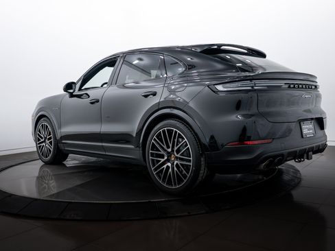 Certified 2025 Porsche Cayenne S image 3