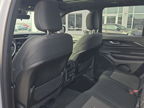 Used 2025 Jeep Grand Cherokee Laredo X image 18