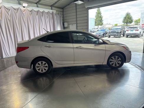 Used 2016 Hyundai Accent SE FWD image 4