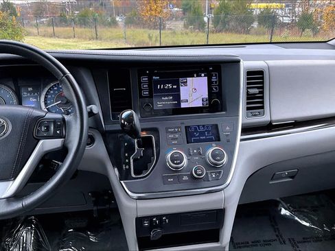 Used 2017 Toyota Sienna XLE image 7
