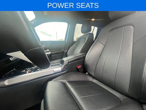 Used 2025 Mercedes-Benz GLB 250 4MATIC image 3