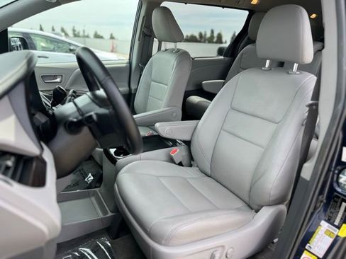 Used 2018 Toyota Sienna XLE w/ XLE Navigation Package FWD image 14