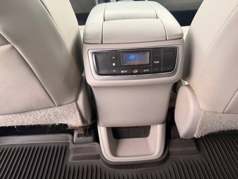 Used 2017 Toyota Highlander Plus w/ Carpet Mat Package FWD image 25