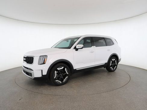 Used 2023 Kia Telluride EX w/ EX Captain's Chair Package image 3