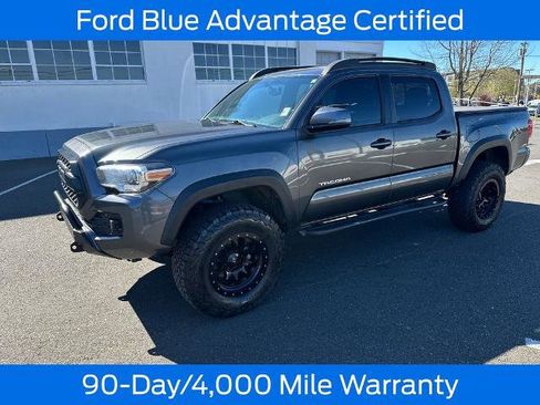 Used 2017 Toyota Tacoma TRD Off-Road w/ Premium & Technology Package image 3