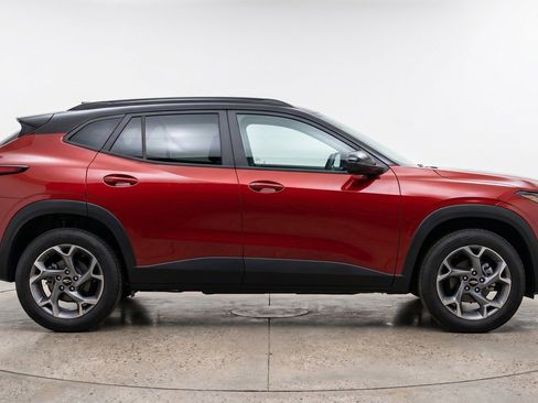 Used 2025 Chevrolet Trax LT FWD image 11