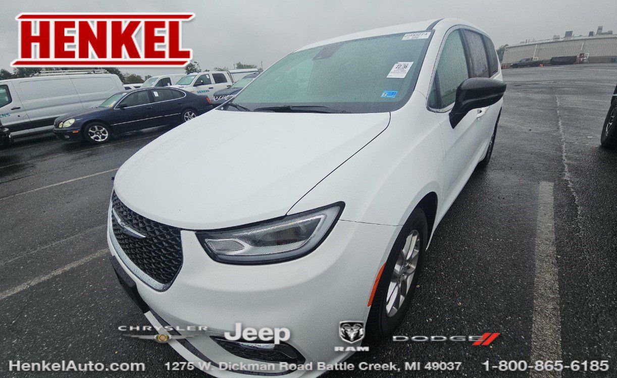 Used 2026 Chrysler Pacifica Select FWD image 1