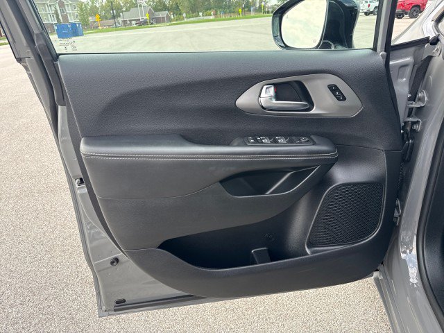 Used 2025 Chrysler Pacifica Select FWD image 14